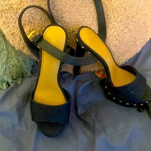 I’m selling shoe dazzle heels really pretty wore one time